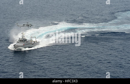 Die "Ladegeräte" der Hubschrauber Meer bekämpfen Squadron (HSC) 14 und die "Raptor" der Hubschrauber Maritime Strike Squadron (HSM) 71 führen eine Hubschrauber besuchen, Board, Suche und Beschlagnahme (HVBSS) Trainingsübung mit einer Palette Unterstützung Handwerk (RSC) 1 im Pazifischen Ozean vor der Küste von San Diego, 18. Februar 2015. Die Übung war Teil der der Hubschrauber Advanced Bereitschaft Programm (HARP) in Vorbereitung für die bevorstehende Bereitstellung Squadron mit Carrier Air Wing Nine (CVW-9) zur Unterstützung der USS John C. Stennis (CVN-74) und Carrier Strike Group drei (CSG-3) Operationen. HSC 14 HVBSS 150218-N-FC670-196 Stockfoto