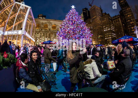 New York City, USA 28. Dezember 2016 - Eislaufen im Bryant Park © Stacy Walsh Rosenstock Stockfoto