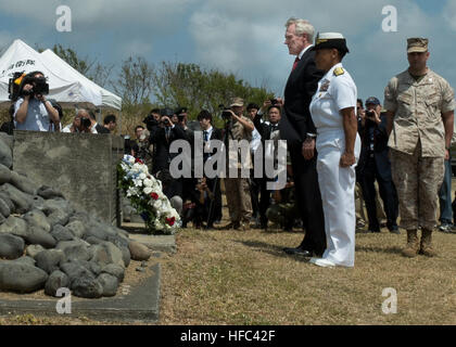 150321-N-AC887-002 lag IWO, Japan (21. März 2015) Secretary Of The Navy (SECNAV) Ray Mabus und Rear Admiral Bette Bolivar, Kommandant der gemeinsamen Region Marianas einen Kranz zu Ehren Marines verloren während der Schlacht um Iwo Jima im Iwo nach Japan. (US Navy Foto von Chief Masse Kommunikation Spezialist Sam Rasierer/freigegeben) 70. Jahrestag Schlacht von Iwo Jima Gedenkfeier 150321-N-AC887-002 Stockfoto