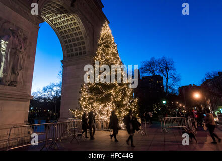 New York, NY 27. Dezember 2016 - Weihnachtsbaum im Washington Square Park © Stacy Walsh Rosenstock Stockfoto