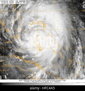 Atlantik (6. Oktober 2016) A GOES-13 Satellitenbild des Hurrikans Matthäus als es geht über die Bahamas. Um 1100 Uhr EDT (1500 UTC), wurde das Auge des Matthäus befindet sich in der Nähe von 25,1 Breitengrad Nord, 77,8 Längengrad West. Das Auge bewegt sich in Richtung Nordwesten in der Nähe von 14 km/h (22 km/h) zwischen Andros Island und Nassau auf den Bahamas. Auf der geplanten Strecke sollte Matthew überqueren den nordwestlichen Bahamas später heute und nahe oder an der Ostküste der Halbinsel Florida bis Freitagabend zu bewegen. Berichte deuten darauf hin, dass die maximalen Windgeschwindigkeiten in der Nähe von 140 km/h (220 km/h) sind mit höheren Böen.  Matthew ist Stockfoto