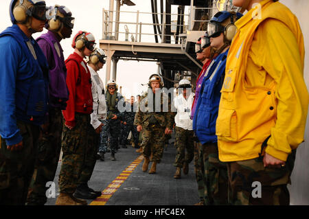 100310-N-NL541-161. Karibik (10. März 2010)... Marine-Generalleutnant Dennis Hejlik, Kommandierender general des zweiten Marine Expeditionary Force, nähert sich die Seite Jungs als er bereitet das Mehrzweck amphibischer Angriff Schiff USS Bataan (LHD-5) nach einem Treffen mit Marines die 22. Marine Expeditionary Unit abzuweichen. Bataan führt derzeit Operationen vor der Küste Haitis zur Unterstützung der Operation Unified Response nach der Inselstaat Jan. 12 von einem 7,0 Erdbeben verwüstet wurde. (US Navy Foto von Masse Kommunikation Spezialist Seemann Stuart Phillips/freigegeben). Marine Expeditiona II Stockfoto