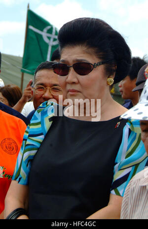 060222-N-4772B-100 Guinsahugon Dorf, Republik der Philippinen (22. Februar 2006) - Frau des späten philippinischen Präsidenten Ferdinand Marcos, Imelda Marcos, betet, nahe dem Aufstellungsort von einem verheerenden Erdrutsch, der southern Leyte am 17. Februar 2006 erschütterte. Matrosen und Marinesoldaten aus dem vorwärts bereitgestellt amphibische bereit Gruppe (ARG) mit Elementen aus der 31. Marine Expeditionary Unit (MEU), Joint Task Force (JTF) Balikatan und USS Curtis Wilbur (DDG-54) kam vor der Küste von Leyte 19 Februar um humanitäre Hilfe und Katastrophenschutz für die Opfer des Bereichs zur Verfügung zu stellen. Foto: U.S. Navy Journalist Stockfoto