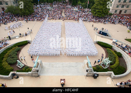 ANNAPOLIS, MD. (30. Juni 2016) Incoming Plebes aus der US Naval Academy (USNA) Klasse der 2020 nehmen den Amtseid während Einführungstag in Tecumseh Gericht offiziell zum Midshipmen, 30. Juni 2016. Die neue Klasse enthält 853 Männern und 331 Frauen. 28 Prozent der eingehenden Klasse besteht aus Frauen, so dass dies die größte Zahl von Frauen in der Marine-Akademie aufgenommen. (Foto: U.S. Navy Mass Communication Specialist 2. Klasse Jonathan L. Correa/freigegeben) diskutieren Sie mit 160630-N-SQ432-272: http://www.navy.mil/viewGallery.asp http://www.facebook.com/USNavy http://www.t Stockfoto