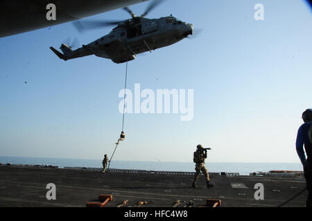 Italienische Marineinfanteristen führen eine Fast-Seil Übung aus einer italienischen Marine EH-101 Merlin Hubschrauber auf dem Flugdeck der amphibischen Angriff Schiff USS Boxer (LHD-4). Boxer ist das Aushängeschild für die Boxer amphibische bereit Gruppe und mit eingeschifften 13. Marine Expeditionary Unit wird eingesetzt zur Unterstützung der Sicherheit im Seeverkehr Operationen und Sicherheitsbemühungen Zusammenarbeit Theater in den USA 5. Flotte Aufgabengebiet. (Foto: U.S. Navy Mass Communication Specialist 1. Klasse Brian P. Biller/freigegeben) Integrierte Ausbildung 131219-N-SS492-117 Stockfoto