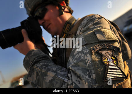 US Army Pvt. Drew Wheeler aus Richmond, Virginia, US Navy Petty Officer Fotos 2. Klasse Sean Spratt neue irakische bekämpfen Kamera Patch auf einer irakischen Polizeistation im Stadtteil Sadiah von Bagdad, Südirak, 17. Dezember 2008. Wheeler ist eine Armee Sanitäter an 520th Bereich medizinische Unterstützungskompanie befestigt, 62. medizinische Brigade zugewiesen 732 Expeditionary Sicherheit Kräfte Squadron, 1st Brigade Combat Team, 4. US-Infanteriedivision. Irakische Polizisten patrouillieren Sadiah 142066 Stockfoto