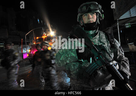 US Army Pvt. Drew Wheeler aus Richmond, VA., scannt seine Perimeter im Stadtteil Sadiah von Bagdad, Südirak, 17. Dezember 2008. Pvt. Wheeler ist ein US Army Medic befestigt 520th Bereich medizinische Unterstützungskompanie, 62. medizinische Brigade zugewiesen 732 Expeditionary Sicherheit Kräfte Squadron, 1st Brigade Combat Team, 4. US-Infanteriedivision. (U.S. Navy Photo by Petty Officer 2. Klasse Todd Frantom/freigegeben)  FAVORIT!!! Irakische Polizisten patrouillieren Sadiah 142070 Stockfoto