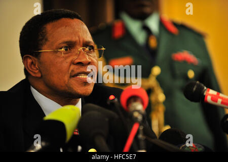 Jakaya Kikwete, dem Präsidenten von Tansania, beantwortet Fragen während einer Pressekonferenz in Addis Abeba, Äthiopien, 1. Februar 2009. Er ist der 12. Gipfel der Afrikanischen Union besucht, wo er Vorsitz der Organisation zu Muammar Qaddafi, der libysche Staatschef umgedreht. (Foto: U.S. Navy Mass Communication Specialist 2. Klasse Jesse B. Awalt/freigegeben) Jakaya Kikwete, 12. AU-Gipfel 090201-N-0506A-087 Stockfoto