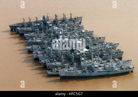 Die James River Reserve Fleet bestand 1996 aus stillgelegten und Reserveschiffen, die in Virginia vertäut waren und als Teil der National Defense Reserve Fleet dienten, um maritime Unterstützung und strategische Reservekapazitäten zu bieten. Stockfoto