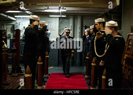 Japan Maritime Self-Defense Force Rear Admiral Yoshiki Nakata, Center, der Chef des Stabes für Kommandanten, Yokosuka Bezirk, wird an Bord des Flugzeugträgers USS George Washington (CVN-73) in Yokosuka, Japan, 15. Januar 2014 geleitet. (Foto: U.S. Navy Mass Communication Specialist 3. Klasse Liam Kennedy/freigegeben) An Bord des Flugzeugträgers USS George Washington (CVN-73) in Yokosuka, Japan 140115-N-BD107-177 wird Japan Maritime Self-Defense Force Rear Admiral Yoshiki Nakata, Center, der Chef des Stabes für Kommandanten, Yokosuka Bezirk geleitet. Stockfoto