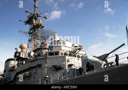 Steuerbordseite Blick hinauf auf die Brücke der französischen Fregatte FS JEAN de VIENNE (D 643) - Georges Leygues-Klasse (Typ F 70 (ASW)) (DDG). Sichtbar sind die Schiffe nach vorne 100mm, 55 cal Modell 1968 CADAM DP Pistole und die Antennenstation oberhalb der Brücke. Die Fregatte, spezialisiert für Anti-Submarine Warfare angekommen Fells Point für einen offiziellen Hafen besuchen. Jean de Vienne (D643), 1999 Stockfoto