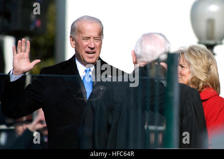 090120-N-0696M-204-Vize-Präsident Joe Biden nimmt den Amtseid auf die 56th Presidential Inauguration, Washington, D.C., 20. Januar 2009 (Foto: DoD Mass Communication Specialist 1. Klasse Chad J. McNeeley/freigegeben) Joe Biden vereidigt 20.01.09 heuert 090120-N-0696 M-204a Stockfoto