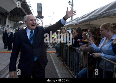 070705-N-8591H-370 SYDNEY, Australien (5. Juli 2007) - grüßt australische Premierminister John Howard, Freunde und Familienmitglieder der Seeleute an Bord der USS Kitty Hawk (CV-63). Howard kam an Bord, das Schiff zu sprechen über die Bedeutung der USA und Australiens Allianz mit Seglern und ermutigen Segler zu genießen ihre Zeit in Sydney zu bereisen. Kitty Hawk zog in Sydney für einen geplanten Hafen-Besuch nach Übung Talisman Saber, eine gemeinsame Übung mit mehr als 20.000 US und 12.000 australische Truppen. Foto: U.S. Navy Mass Communication Specialist 2. Klasse Jarod Hodge (freigegeben) John Howar Stockfoto