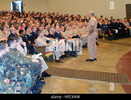 20010108-N-1288N-003 Millington, Tennessee (8. Januar 2002) - Chief of Naval Operations Admiral Vern Clark spricht Duriing einen "Alle Hände" Anruf während der besuchenden Segler Naval Personal Befehl Millington, Tenn zugewiesenen  Foto von der Journalistin 2. Klasse Jeffrey Nichols (freigegeben) 020108-N-1288N-003 CNO Besuche Millington Stockfoto