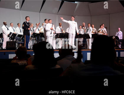 Die US Fleet Forces Command-Band steht nach dem Abschluss eines Musikstücks während eines gemeinsamen Konzerts in Gator Theater an Bord gemeinsame Expeditionary Base Creek-Fort Geschichtchen, VA. Die Band ging auf, um mit der deutschen Luftwaffe Band Nr. 2 zu spielen. Die Bands kamen zusammen, um die universelle Sprache der Musik durch die spezifischen Traditionen und Stile zu demonstrieren. (Foto: U.S. Navy Mass Communication Specialist 2. Klasse Jonathan E. Donnelly/freigegeben) Gemeinsames Konzert 130928-N-IS182-001 Stockfoto