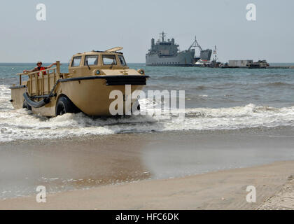 Ein leichter Amphibious Resupply Cargo Fahrzeug vom Strand Master Unit 2, von Marine Amphibious Little Creek, VA., ergibt sich aus der Brandung auf Onslow Beach, NC, während gemeinsame Logistik Over-the-Shore Operationen. JLOTS ist eine gemeinschaftliche Tätigkeit, die darin besteht beim Laden / Entladen von Schiffen ohne festen Hafenanlagen, freundlich oder nicht verteidigt Gebiet. Gemeinsame Logistik-Over-the-Shore Übung fördert gemeinsame Fähigkeiten 179909 Stockfoto