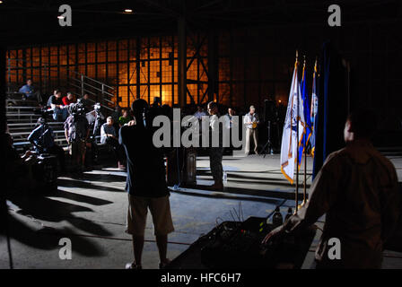 Armee Oberst Lawrence Morris, Chefanklägerin der Office of Military Commissions Adressen Medien Personal während einer Pressekonferenz nach der Anklage von Khalid Scheich Mohammed und vier weitere mutmaßliche 9/11 Mitverschwörer in McCalla Hangar, 5. Juni 2008. Wenn der Angeklagte schuldig befunden, Todesstrafe gegenüberstellen kann. Joint Task Force Guantanamo führt durch sichere und humane Pflege und Obhut von Festgenommenen feindlichen Kämpfern. Die JTF führt Verhör Operationen um strategische Intelligenz zur Unterstützung der globalen Krieg gegen den Terror zu sammeln und Law Enforcement und Kriegsverbrechen Untersuchungen unterstützt. JT Stockfoto