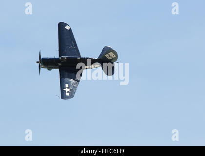 Die Commemorative Air Force führt stolz die weltweit einzige fliegende Beispiel für Marine Curtiss-Wright SB2C Helldiver für die Menge der gemeinsamen Service-Tag der offenen Tür 2012. Das diesjährige JSOH feiert das hundertjährige Marin Corps Luftfahrt.  JSOH bietet dem Publikum Gelegenheit, die Männer und Frauen der Streitkräfte während der Anzeige von mehr als 100 Ausstellungen am Boden und 19 Antenne Demo-Teams. Gemeinsame Service Tag der offenen Tür 2012 120518-N-FJ200-068 Stockfoto