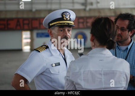 GUANTANAMO BAY auf Kuba – Navy Captain Prescott Prinz, Standby-Verteidiger für angebliche Sept. 11 Mastermind Khalid Sheikh Mohammed, befasst sich mit Medien in McCalla Hangar nach einer Anhörung hier, 10. Juli 2008. Mohammed, der sich während der Verhandlung, und drei weitere Vertreter gewählt hat angebliche Mitverschwörer erhalten individuelle Anhörungen um Rat Wahlen aufgrund von Anschuldigungen der Einschüchterung während einer 5. Juni 2008 Anklage zu machen. JTF Guantanamo führt durch sichere und humane Pflege und Obhut von Festgenommenen feindlichen Kämpfern. Die JTF führt Verhör Operationen um strategische Intel erfassen Stockfoto