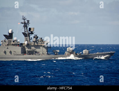 111112-N-RI884-070 Pazifik (12. November 2011) The Japan Maritime Self-Defense Force (JMSDF) Hubschrauber Zerstörer JS Kurama (DDH 144) beteiligt sich in der Ausbildung als Teil der integrierten maritimen Übung Koa Kai. Zusammen mit der geführte Flugkörper-Zerstörer USS Chafee (DDG-90) und USS O' Kane (DDG-77), Fregatte USS Crommelin (FFG-37), und im Gange Nachschub Schiff USNS Washington Kammern (T-AKE-11), Kurama beteiligt sich an Koa Kai mit um unabhängige Anwender in vielen Bereichen der Kriegsführung vorbereitet und bieten Schulungen in einer Multi-Schiff-Umgebung. (U.S. Navy Photo von MC2 Daniel Barker/Rele Stockfoto