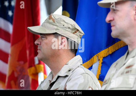 GUANTANAMO BAY auf Kuba – Navy Rear Admiral Thomas Copeman hört wie Air Force General Douglas Fraser bei einem Befehl Zeremonie für Joint Task Force Guantanamo, 25. Juni 2010 spricht. Navy Rear Admiral Jeffrey Harbeson entlastet Copeman als Kommandeur der JTF Guantanamo. JTF Guantanamo führt sicher, humane, rechtliche und transparente Pflege und Obhut der Gefangenen, einschließlich der Militärkommission und die verurteilten bestellt von einem Gericht freigegeben. Die JTF führt Intelligenzansammlung, Analyse und Verbreitung für den Schutz von Insassen und Personal im JTF Guantanamo Einrichtungen Stockfoto