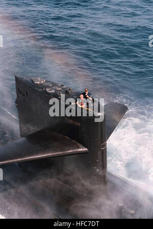 960717-N-2381V-002/JPEG Besatzungsmitglied an Bord der US-NavyÕs Los-Angeles-Klasse u-Boot USS Baltimore (SSN-704) stehen mit Enterhaken zu ergattern eine Post-Sendung gesenkt durch eine SH-60 "Seahawk" Hubschrauber vom Anti-Submarine Squadron Five (HS-5) 17. Juli 1996.  Baltimore ist Bestandteil der Flugzeugträger USS George Washington (CVN-73) Kampfgruppe, die nur wenige Tage vom Abschluss ihrer geplanten sechsmonatigen Einsatz im Mittelmeer ist. George Washington wird zurückkehren, um Heimathafen, 23. Juli nach Abschluss einer geplanten sechsmonatigen Einsatz bis zum Mittelmeer, Stockfoto