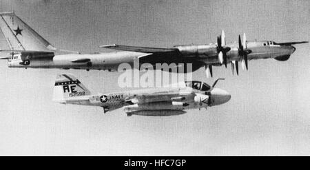 KA - 6D Eindringling von VA-176 eskortieren Tupolew Tu-95 c1973 Stockfoto