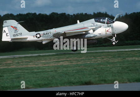 Ein Angriff Geschwader 176 (VA-176) A-6E Intruder Flugzeug hebt ab. KA - 6D VA-176 ausziehen NAS Oceana 1989 Stockfoto
