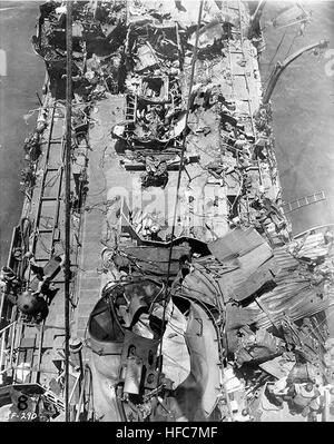 Schaden mittschiffs von USS Aaron Ward (DM-34) während Kamikaze Angriffe vor Okinawa auf 3. Mai 1945. Blick geht nach unten und achtern von Aaron Ward Fockmast mit ihr stark verzerrt vorwärts Schornstein in der unteren Mitte. Fotografiert, während das Schiff in den Kerama Retto am 5. Mai 1945 war. Ein Bergwerk ist sichtbar auf der linken Seite, auf dem Schiff Steuerbord mir Schienen.  Offizielle US-Navy, Foto, jetzt in den Sammlungen der National Archives. Kamikaze Schaden auf USS Aaron Ward (DM-34) im Mai 1945 Stockfoto