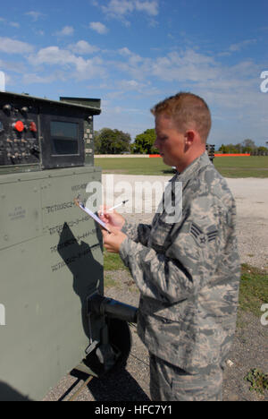 GUANTANAMO BAY auf Kuba – Air Force Senior Airman Ryan Pinno, ein Mitglied der 474th Expeditionary hoch-und Tiefbau-Staffel führt vorbeugende Instandhaltung auf einen Generator im Camp Justice, 4. Januar 2010. Die 474th ECES unterstützt Joint Task Force Guantanamo wenn Expeditionary rechtliche komplexe sowie Camp Justice Einrichtungen und Infrastruktur. JTF Guantanamo führt sicher, humane, rechtliche und transparente Pflege und Obhut der Gefangenen, einschließlich der Militärkommission und die verurteilten bestellt von einem Gericht freigegeben. Die JTF führt Intelligenzansammlung, Analyse und Verbreitung Stockfoto