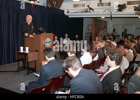 Chief of Naval Operations ADM Frank B. Kelso II liest eine Erklärung im Rahmen einer Pressekonferenz im Pentagon über die Marine Untersuchung der 19. April 1989, Explosion an Bord des Schlachtschiffs USS IOWA (BB-61).  Nach einen Überblick über alle verfügbaren Erkenntnisse über die Ursache der Explosion ist die Marine offizielle Ergebnis, dass die genaue Ursache nicht bestimmt werden kann. KelsoIowaBrief Stockfoto