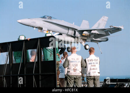 971223-N-0507F-001 Persischen Golf (23. Dezember 1997) an Bord der nuclear powered Flugzeugträger USS George Washington (CVN-73).... Eine F/A - 18C-ÒHornetÓ von Fighter Attack Squadron achtzig zwei (VFA-82) wird von einem Team von Landung Signale OfficerÕs zum Cockpit geführt. George Washington und Carrier Air Wing One (CVW-1) sind derzeit Durchführung von Operationen im Persischen Golf zur Unterstützung der UN-Sanktionen gegen den Irak unter Operation Southern Watch.  Foto: U.S. Navy PhotographerÕs Mate 3. Klasse Brian Fleske (frei) 971223-N-0507F-001 An F-A-18 Hornet macht eine verhaftete Landung an Bord der Stockfoto