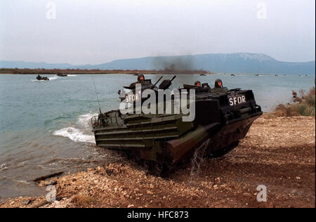 980324-N-8867B-009 eines einer langen Reihe von US-Marine Angriff amphibische Fahrzeuge aus der 26. Marine Expeditionary Unit kommt an Land im Hafen Ploce, Kroatien, am 24. März 1998.  Die strategische Reserve Kraft der Stabilisierungstruppe zugewiesen, nehmen die Marines auszuüben dynamische Antwort 98, einer Übung entwickelt, um die Reserve-Kräfte mit dem Gebiet und ihre Einsatzfähigkeit innerhalb dieser Region vertraut zu machen Teil.  DoD-Foto von Chief Petty Officer Steve Briggs, US Navy. 980324-N-8867B-009 Stockfoto