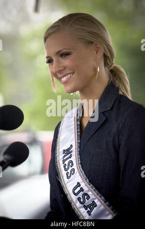 090501-N-5549O-114 WASHINGTON (1. Mai 2009) Miss USA Kristen Dalton befasst sich mit einer Schar von Service-Mitglieder und ihre Familien während einer gemeinsamen Service Motorrad Sicherheit Veranstaltung statt im Pentagon. (Foto: U.S. Navy Mass Communication Specialist 2. Klasse Kevin S. O'Brien/freigegeben) Kristen Dalton (Miss USA) Stockfoto