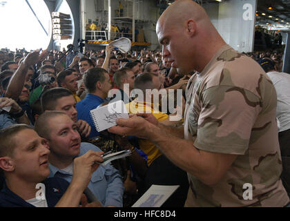 031219-N-9742R-004 auf hoher See an Bord der USS Enterprise (CVN-65) 19. Dezember 2003--Autogramme Professional World Wrestling Entertainment (WWE) Promi Kurt Angle für ShipÕs Besatzungsmitglieder.  Moderiert wurde die Show durch die United Service Organisation (USO) im Hangarbucht man an Bord der nuklearen powered Flugzeugträger und der Vorsitzende der Joint Chiefs Of Staff, General Richard Myers, Schauspieler und Komiker Robin Williams und NASCAR-Fahrer Mike Wallace kennzeichnete.  Enterprise ist im Gange in den Persischen Golf, die Durchführung von Missionen zur Unterstützung der Operation Iraqi Freedom und der anhaltende Krieg gegen den Terrorismus.  US Navy Stockfoto