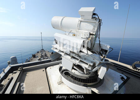 Die USS Ponce (ASB(i) 15) demonstriert das Laser Weapon System (Laws), das vom Office of Naval Research bei seinem Einsatz im Arabischen Golf gefördert wurde, und zeigt die operativen Fähigkeiten der gerichteten Energietechnik an Bord von Marineschiffen. Stockfoto