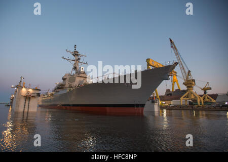 Die USS John Finn (DDG 113), der erste Zerstörer der Arleigh Burke-Klasse, wird mit dem Aegis Combat System gestartet und bietet verbesserte Anti-U-Boot-, Anti-Oberflächen- und Kommandofähigkeiten im Vergleich zu früheren DDG 51-Schiffen. Stockfoto