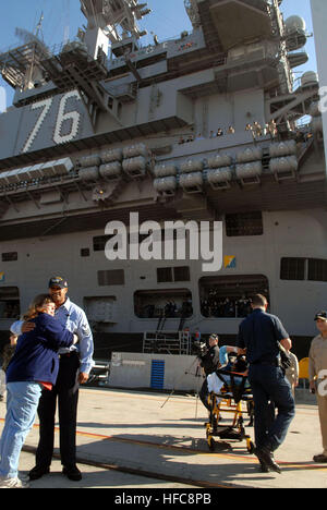 071218-N-2959L-190 SAN DIEGO (18. Dezember 2007) Trudy LaField gibt eine auf Wiedersehen Umarmung an USS Ronald Reagan (CVN-76) medizinisches Personal nach der Ankunft in San Diego. Ihre 14-jährige Tochter, Laura, wurde vom Kreuzfahrtschiff "Prinzessin Dawn" medizinisch der nuklear angetriebene Flugzeugträger Anfang dieser Woche evakuiert wenn ihr Anhang gebrochen. Foto: U.S. Navy Mass Communication Specialist 2. Klasse Dominique M. Lasco (freigegeben) Laura Montero sagt auf Wiedersehen zu Matrosen 82335 Stockfoto