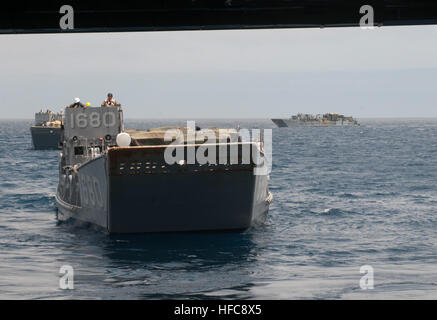 120722-N-HU377-121 Pazifik (22. Juli 2012) drei Landungsboote Dienstprogramm zugewiesen Assault Craft Einheit (ACU) 1 Ansatz gut Deck des amphibischen Angriff Schiff USS Peleliu (LHA-5). Peleliu ist das Flaggschiff der Peleliu amphibische bereit-Gruppe und ist im Gange Durchführung zusammengesetzte Einheit Übung im Pazifischen Ozean mit der Whidbey-Island-Klasse amphibischen dock Landungsschiff USS Rushmore (LSD-47) und die amphibischen Transportschiff der Dock USS Green Bay (LPD-20). (Foto: U.S. Navy Masse Kommunikation Spezialist Seemann Dustin Knight/freigegeben) Bildnavigation Dock an Bord Peleliu 120722-N-HU377-1 Stockfoto