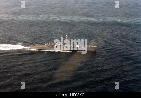 Eine Antenne Steuerbord beam Blick auf eine britische Leander-Klasse Fregatte im Gange. Leander-Klasse Fregatte SeaWolf2 1985 Stockfoto