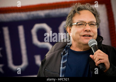 071218-N-0696M-049 LSA, Kuwait (18. Dezember 2007) - Schauspieler und Komiker Lewis Black führt während der USO Urlaub Tour Stop im LSA Kuwait, 18. Dezember 2007. Zusammen mit schwarz, Vorsitzender der Joint Chiefs Of Staff, traten Marine Admiral Mike Mullen Komiker Robin Williams, 7-Tour de France Sieger Lance Armstrong, preisgekrönte Musiker Kid Rock und Miss USA Rachel Smith auf der 15-Stopp, 7-Land Tour nach vorne eingesetzten Truppen für ihre Opfer und Dienst zu danken. DoD-Foto von Mass Communication Specialist 1st Class Chad J. McNeeley (Released) Lewis Black führt während der Stockfoto