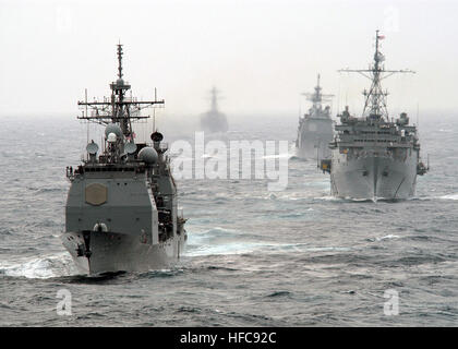 Die uns Navy (USN) Ticonderoga-Klasse Lenkflugkörper Kreuzer USS LEYTE GULF (CG-55) (im Vordergrund), USN Austin Klasse Amphibious Transport Schiff USS SHREVEPORT (LPD-12), USN Ticonderoga-Klasse Lenkflugkörper Kreuzer USS YORKTOWN (CG-48), und der USN Arleigh Burke-Klasse Lenkflugkörper Zerstörer USS MCFAUL (DDG-74) (hinten), Praxis kommen neben für Nachschub auf dem Meer (RAS) beim Transit durch den Atlantischen Ozean als Teil der Wespe Expeditionary Strike Group (ESG). Leyte Golf, Shreveport, Yorktown, McFaul Stockfoto