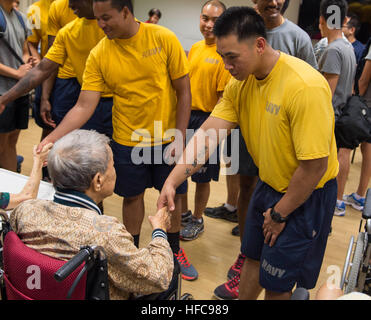 150715-N-MK881-374 Singapur (15. Juli 2015) Segler aus der Arleigh-Burke-Klasse Lenkwaffenzerstörer USS Lassen (DDG-82) treffen Bewohner bei Peacehaven Pflegeheim während einer Samtgemeinde Service Veranstaltung mit Seglern aus Marine der Republik Singapur im Rahmen der Zusammenarbeit über Wasser Reife und Ausbildung (CARAT) Singapur 2015. Karat ist eine jährliche, bilaterale Übung-Serie mit der U.S. Navy, U.S. Marine Corps und der Streitkräfte der neun Partnernationen. (Foto: U.S. Navy Mass Communication Specialist 2. Klasse Joe Bishop/freigegeben) Littoral Combat ship USS Fort Worth (LCS 3) 150715-N-MK Stockfoto