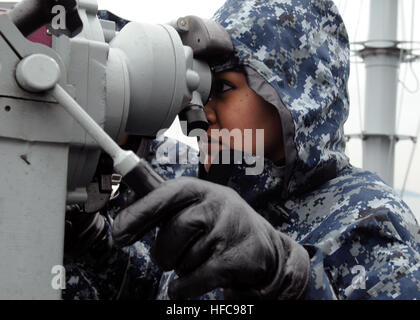 Operationen Spezialist Seemann Lothringen Cervantes führt einen visuellen Überblick über das Meer mit 'große Augen' Fernglas an Bord der U.S. 7. Flotte Flaggschiff USS Blue Ridge (LCC-19), wie das Schiff Predeploymewnt Probefahrten weiter. (Foto: U.S. Navy Masse Kommunikation Spezialist Second Class Jeff Troutman / veröffentlicht) Ausübung von Live-Feuer-See und Anker an Bord USS Blue Ridge 130204-N-ON468-034 Stockfoto