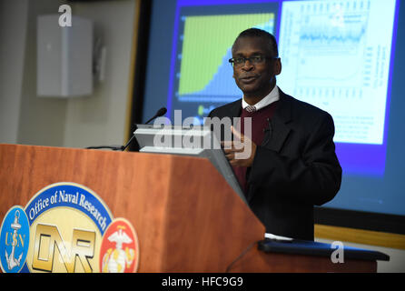 160202-N-PO203-034 ARLINGTON, Virginia (2. Februar 2016) Dr. Lonnie Johnson, Präsident und CEO von Excellatron, aber wahrscheinlich am besten bekannt als Erfinder der Super Soaker, spricht über globalen Energie- und umweltpolitischen Herausforderungen als Teil des Office of Naval Research der (ONR) 70. Jahrestag Ausgabe Distinguished Lecture Series und Feier des Black History Month. ONR feiert 70 Jahre Innovation im Jahr 2016. Seit sieben Jahrzehnten, ONR durch seine Befehle – einschließlich ONR Global und das Naval Research Laboratory in Washington, D.C.—has führt die Entdeckung, Entwicklung und Lieferung von Technolog Stockfoto