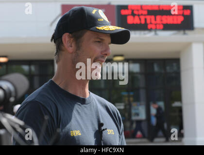 Peter Berg, Leiterin des neuen Science-Fiction-Film "Schlachtschiff" spricht an die lokalen Medien während eine Vorschau des Films für Militärangehörige und ihre Familien beim gemeinsamen Expeditionary Base Little Creek Fort Story Mai 12. (Foto: U.S. Navy Mass Communication Specialist 3. Klasse Betsy Knapper) "Battleship" Sneak-Preview für Militärangehörige 120512-N-DU438-374 Stockfoto