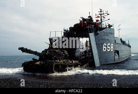 Ein Kampfpanzer m-48 fährt an Land von der südkoreanischen mittleres Landungsschiff KI RIN (LSM-658) während der gemeinsamen South Korean. Übung Teamgeist 91. M-48 Tank fährt an Land vom südkoreanischen Schiffes Stockfoto