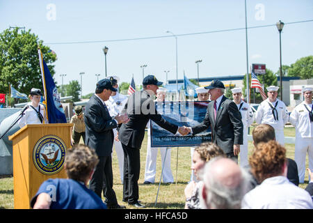 120623-N-AC887-005 SIOUX FALLS (23. Juni 2012) Secretary Of The Navy (SECNAV) die Honorable Ray Mabus schüttelt Hände mit Dennis Daugaard South Dakota Gouverneur und Vizegouverneur Matt Michels während einer Zeremonie anlässlich der Benennung der Virginia-Klasse u-Boot USS South Dakota (SSN-790), auf dem Schlachtschiff USS South Dakota Memorial in Sioux Falls, S.D. Mabus bedankte sich das Volk der Sioux Falls für ihre Unterstützung und Beiträge an die Marine und diskutiert die besondere Verbindung zwischen einem Zustand und sein Namensvetter Schiff. (US Navy Foto von Chief Masse Kommunikation Spezialist Sam Rasierer/freigegeben) MAB Stockfoto