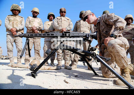 141210-M-CB493-151 RAS AL KHAIR, Saudi-Arabien (10. Dezember 2014) U.S. Marine Corps 1st lt. Austin J. Hartman von Hays, Kansas, ein Zugführer mit Waffen Firma, Battalion Landing Team, 2. Bataillon, 1. marinen 11. Marine Expeditionary Unit (11 MEU), betreibt ein MG42 Allzweck Maschinengewehr aus der Royal Saudi Seestreitkräfte im Rahmen der gemeinsamen Waffen Einarbeitung Ausbildung während des Trainings Red Reef 15. Red Reef ist Teil eines routinemäßigen Theater Zusammenarbeit Engagement Sicherheitsplans. (U.S. Marine Corps Fotos von Gunnery Sgt. Rom M. Lazarus/freigegeben) Maschinengewehr der Royal Saudi Naval Force Stockfoto