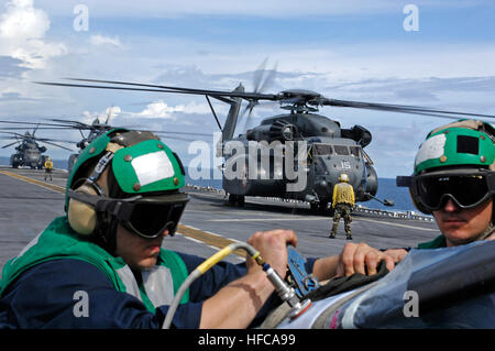 Petty Officer 2. Klasse Russell Butterfield, links, und Petty Officer 3rd Class Zach Brown, zugewiesene Mine Gegenmaßnahmen Geschwader 15, Wartungsarbeiten an eine MH-53E Sea Dragon-Hubschrauber auf dem Flugdeck der amphibischen Angriff Schiff USS Tarawa während Fuerzas Aliadas PANAMAX 2008. FA PANAMAX 2008 ist einer multinationalen Übung, zugeschnitten auf die Verteidigung des Panama-Kanals mit zivilen und militärischen Kräfte aus dem US Southern Command-Bereich konzentrieren. Wartungszeit für Hubschrauber 110303 Stockfoto